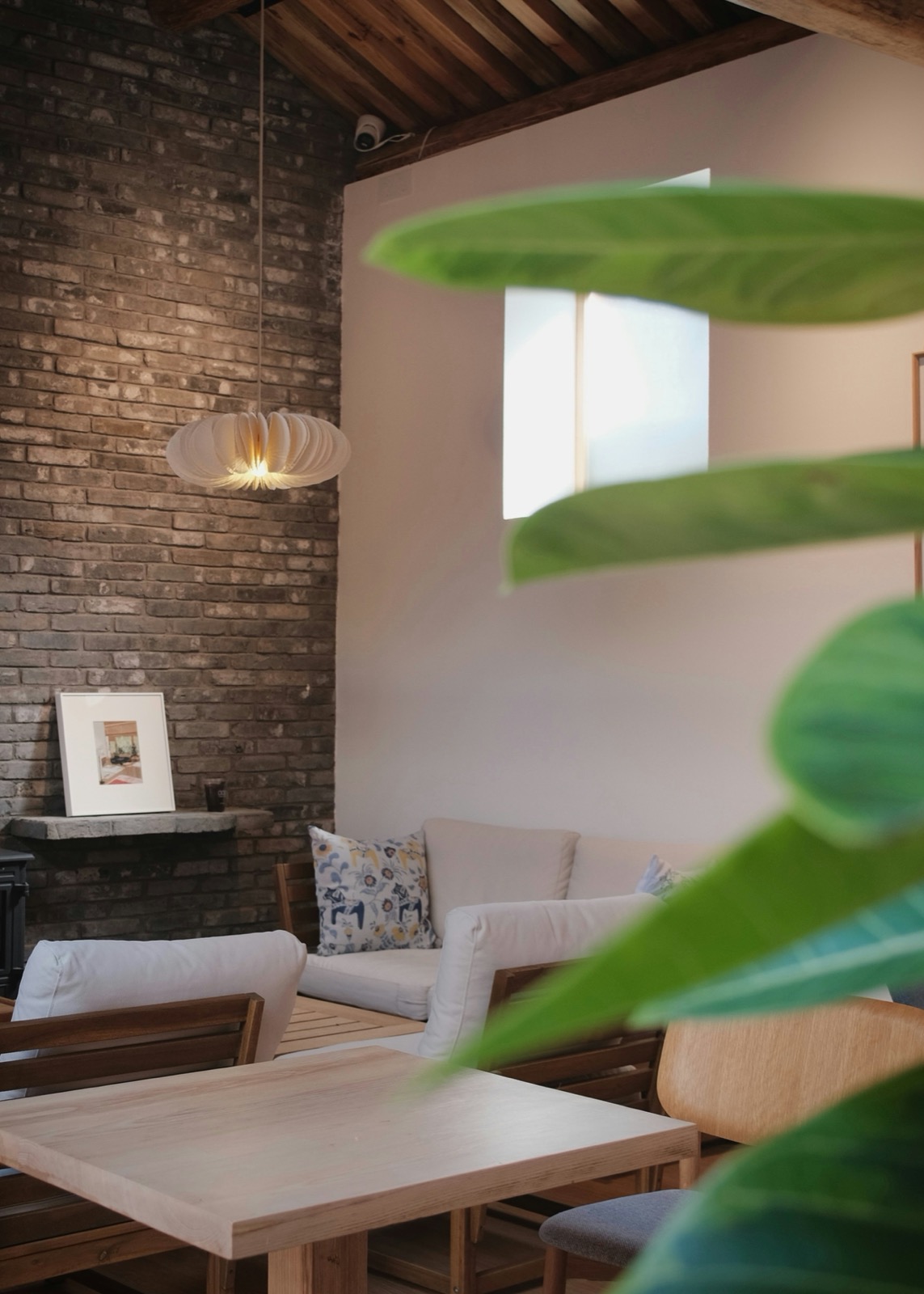 レンガ壁と灯りの空間